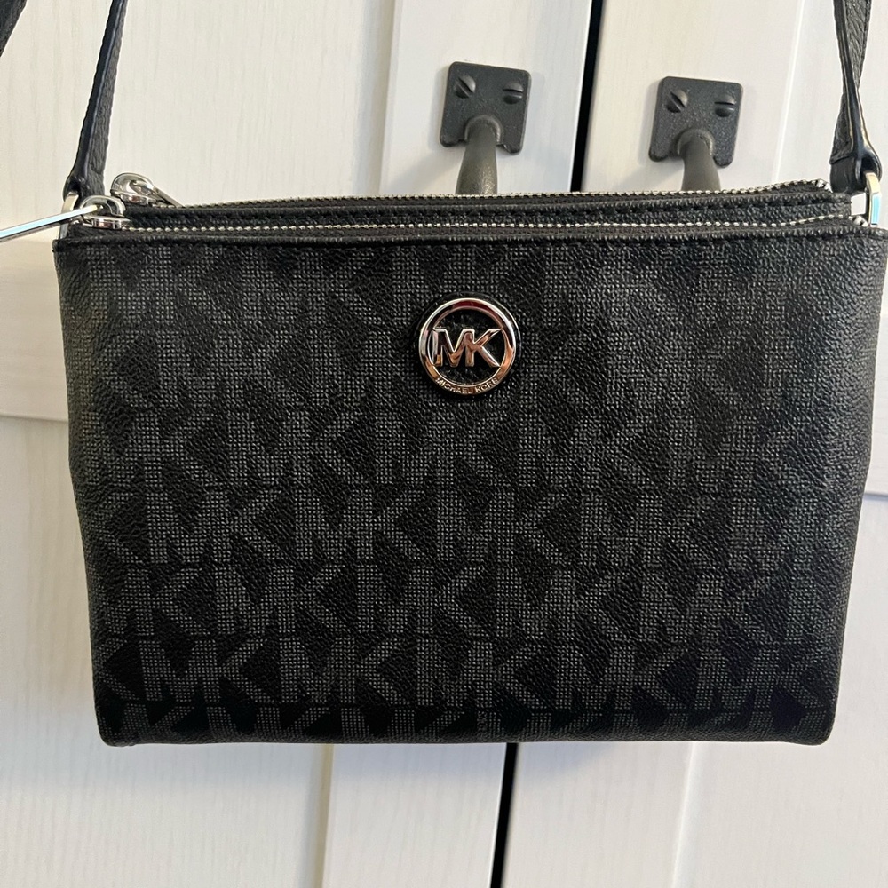 Like brand new, used few times. Black/silver Michael Kors crossbody. Aunthentic